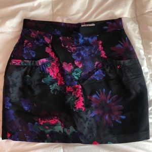 Floral mini skirt with pockets
